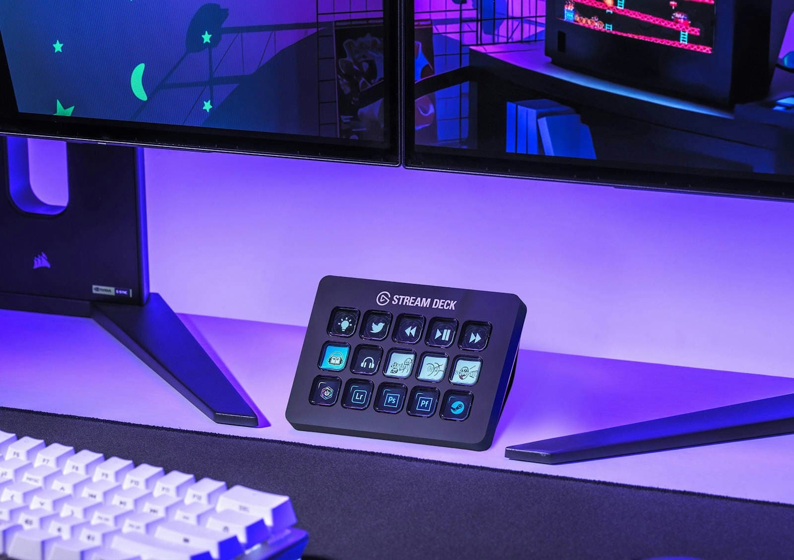 Stream Deck MK.2 com teclas acesas sobre a mesa de um setup